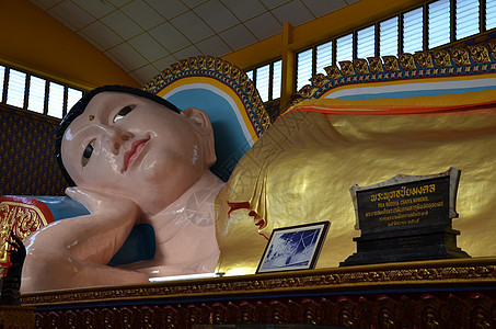 泰国佛教寺庙吸引力崇拜精神建筑学雕像玻璃金子神社宗教镜子图片