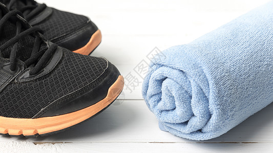 运动毛巾跑鞋和毛巾训练跑步运动鞋黑色鞋类乐趣运动背景