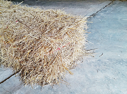 水泥地板上的稻草背景图片
