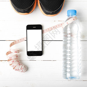 健身设备陈年体型鞋类锻炼重量跑步者测量耳机运动运动装瓶子电话图片