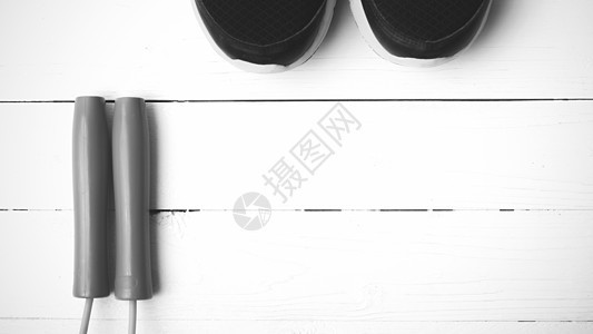 运行鞋子和跳跳绳的黑白调颜色风格健身房锻炼运动运动鞋白色地面跑步跳跃培训师训练图片