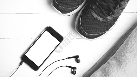 黑色和白色运动式健身设备电话地面瓶子蓝色活动运动锻炼健身房耳机竞技图片