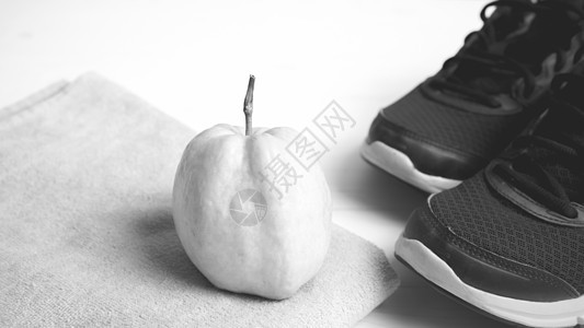 黑色和白色运动式健身设备训练运动鞋瓶子饮食耳机锻炼活动跑步毛巾健身房图片