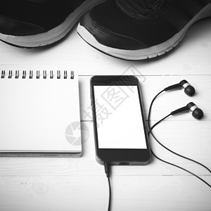 运行的鞋子 笔记本和电话黑白音色Styl训练饮食运动装磁带鞋类运动锻炼健身房跑步测量图片