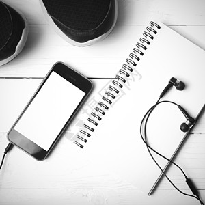 运行的鞋子 笔记本和电话黑白音色Styl运动鞋类跑步健身房运动装瓶子重量耳机磁带饮食图片