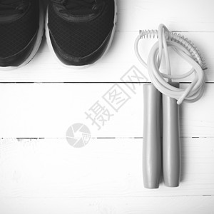运行鞋子和跳跳绳的黑白调颜色风格运动培训师锻炼跑步训练运动鞋跳跃白色地面健身房图片