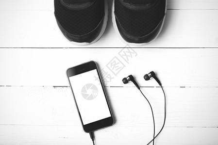 运行鞋子和电话黑白调颜色风格Name手机音乐木头运动耳机健身房技术手表跑步白色图片