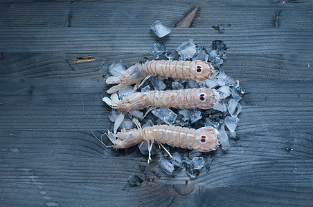 躺在冰盖上的新海洋美食家浓汤沙拉海鲜贝类营养盘子玉米晚餐午餐图片