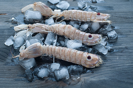 躺在冰雪床上的新鲜薄膜沙拉国王食物饮食贝类美食浓汤盘子海鲜橙子图片