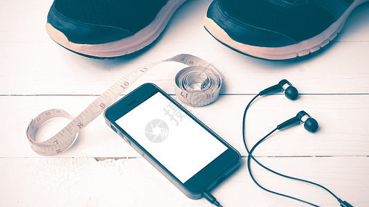 跑鞋 测量胶带和电话老旧风格衣服运动装练习耳机饮食手机重量运动跑步者鞋类图片