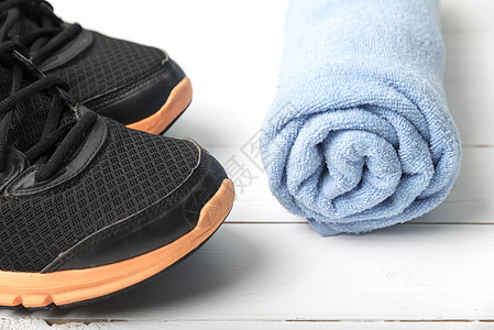运动毛巾跑鞋和毛巾乐趣训练跑步鞋类运动鞋运动黑色背景