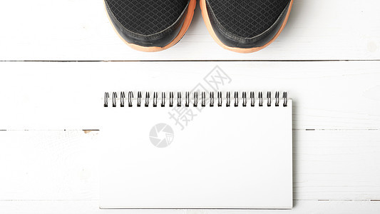 运行鞋子和笔记本重量活动训练木头饮食白色竞赛记事本锻炼健身房背景图片