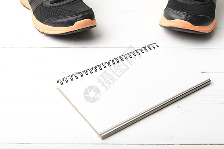 运行鞋子和笔记本活动竞赛记事本饮食跑步木头白色瓶子训练重量背景图片