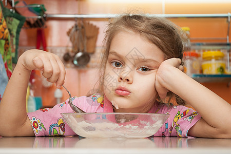 5岁女孩吃粥很伤心图片