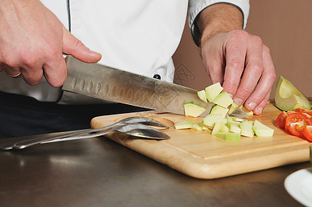 厨师在桌上切鳄梨烹饪木板食物厨房桌子水果黄色绿色木头男人图片