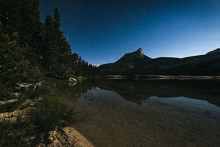 Yosemite国家公园的夜斯基假期反射孤独远足环境旅行气候公园荒野星星图片