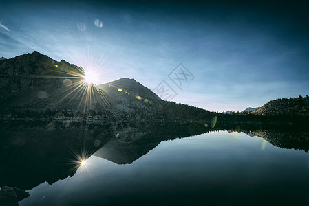 加利福尼亚州弗吉尼亚湖晨日荒野蓝色公园远足气候假期冒险环境日出背包图片