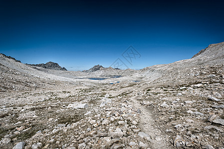 内华达山脉的远足足足迹风景气候小路高山冒险远足旅行孤独气候变化森林图片