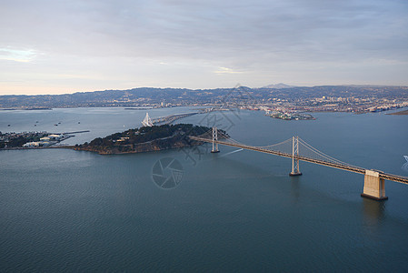 来自直升机的海湾桥天空海滩旅行海洋城市街道天际蓝色全景天线背景图片