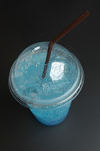 塑料杯中的蓝色鸡尾酒图片