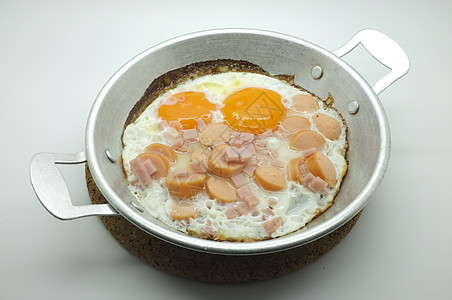 锅里有火腿和香肠的炒鸡蛋蛋黄食物胡椒带子茶点用餐食品熏肉盘子晴天图片