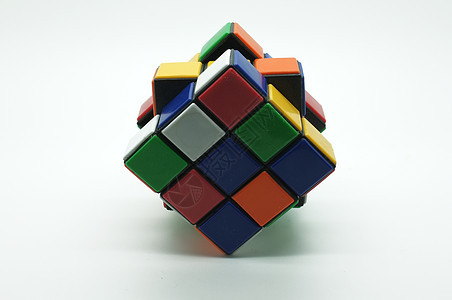 在白色背景上孤立的多彩拼图立方体 魔法立方体面孔绿色橙子骰子正方形黄色逻辑红色娱乐塑料图片