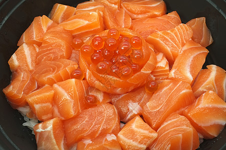 生肉和新鲜鲑鱼肉和鲑鱼罗营养盘子饮食餐厅鳟鱼海鲜食物海洋牛扒橙子图片