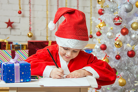 给孩子一份礼物穿成圣诞老人的姑娘 写一份圣诞礼物清单给圣诞节背景