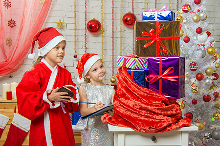 圣诞老人帮手并整理一份礼品清单背景图片
