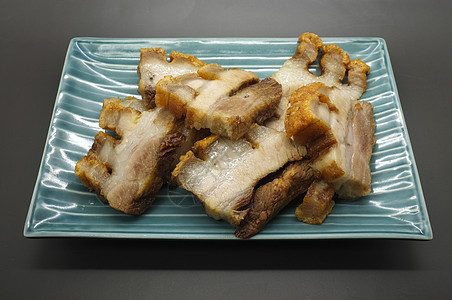 深炸条生猪肉 亚洲风格的培根食物熏制烹饪营养油炸牛扒熏肉美食条纹皮肤图片
