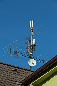 屋顶上的电视天线和wifi发射台天空娱乐电子金属传播电缆接待信号技术播送图片