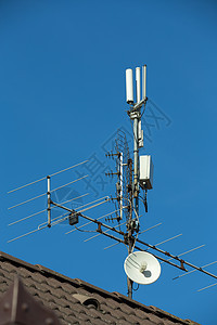 屋顶上的电视天线和wifi发射台天空传播播送互联网收音机电缆娱乐频率蓝色上网图片