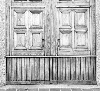 在意大利林和传统树木中的传统门 以及传统的T型安全风格锁孔入口螺栓出口指甲国家古董木头图片