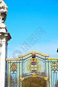 在英国伦敦 古老的金属皇宫入口历史性警卫国王街道雕像纪念碑框架白金汉堡垒图片