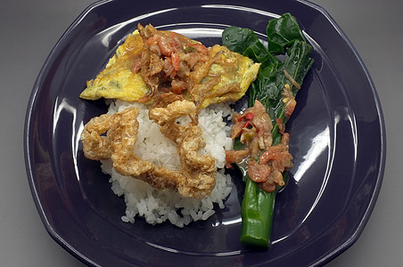 煮米饭 加虾糊辣辣椒酱 绿蔬菜和脆猪肉 泰国食品饮食草本植物健康胡椒美食柠檬美味调味品食谱食物图片