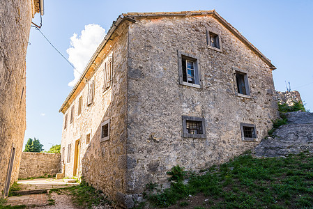 旧城的石头建筑生活建筑物历史街道沥青材料人行道卵石场景点燃图片