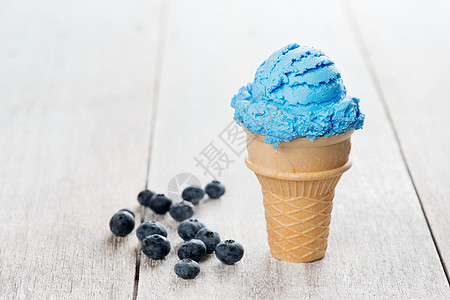蓝冰淇淋在华夫饼蛋卷里图片