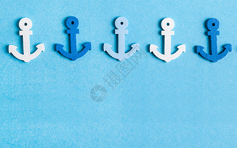 小型锚的特写假期航海季节风格装饰旅行蓝色背景图片