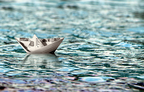 在水上漂浮的纸船玩具旅行蓝色波纹帆船海浪海洋折纸冒险漂移图片