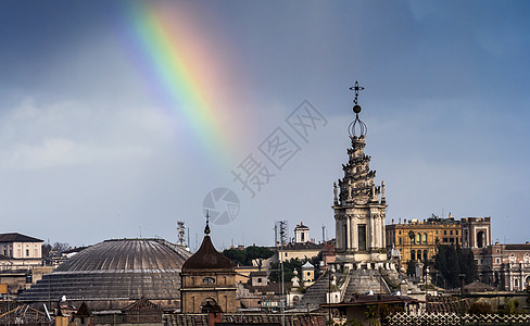 城市彩虹罗马上空的彩虹背景