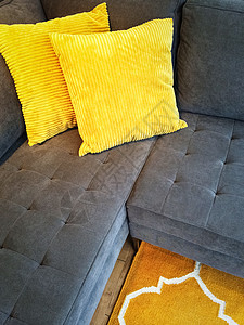 灰色沙发 有黄色垫子图片