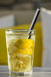 低玻璃桌上的黄色莫吉托鸡尾酒酒吧柠檬桌子枕头饮料玻璃薄荷白色果汁图片