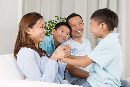 亚洲家庭活动生活方式亲热童年孩子生活女性乐趣房子母亲图片