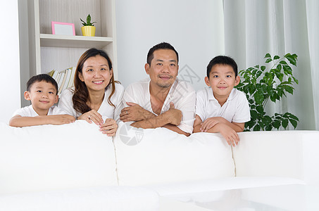 亚洲家庭儿子童年快乐微笑成年人冒充房子母亲父亲父母图片