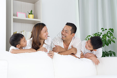 亚洲家庭父亲生活方式快乐孩子冒充女性父母成年人男生母亲图片