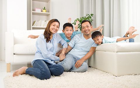 亚洲家庭孩子成年人亲热生活房子父母男生儿子父亲童年图片