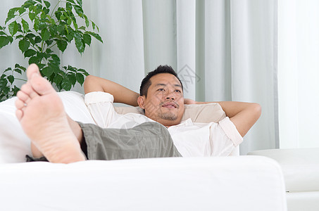 亚洲男子长椅马来语男性男人微笑享受说谎商业房子房间图片