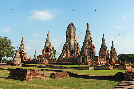 泰国的Ayutthaya 历史公园中的佛教寺庙纪念碑古董国家盛世氛围统治石头材料蓝色艺术背景图片