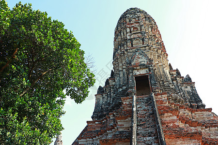 泰国的Ayutthaya 历史公园中的佛教寺庙艺术统治天空原住民雕像旅行建筑古董岩石石头图片