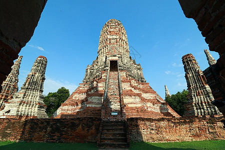 泰国的Ayutthaya 历史公园中的佛教寺庙文化艺术地标盛世统治旅行原住民岩石雕塑石头背景图片